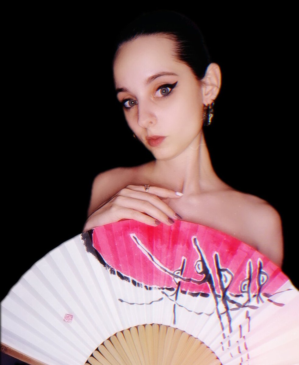 RealLyn25's tweet photo. Nocturna🌌
#art #photography #fan #ventaglio #orientalstyle #model #modella #foreignmodel #italian #tattoo #tattooedmodel #sensualphotography #외국인모델 #외국인여자모델 #포토슈팅 #사진촬영 #어둠속의빛 #감각적인 https://t.co/8P3ZZSK4y5