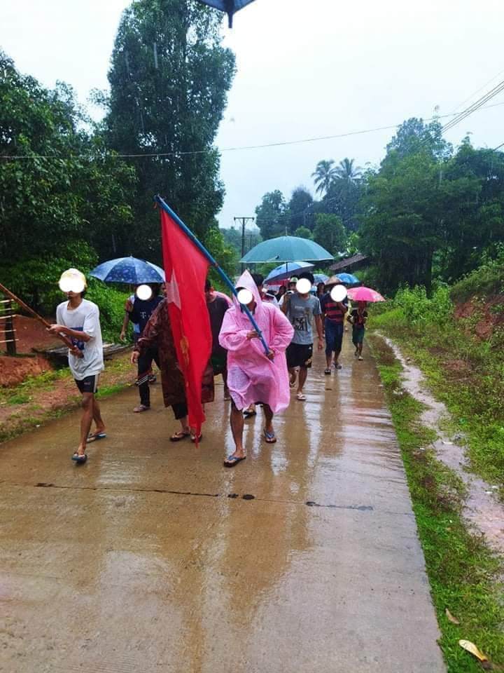 Ric12535's tweet photo. Pro-democracy residents from Sawphya village,#ThayetChaung Tsp marched to protest against the military dictatorship on the evening of June23.We protest dawn from dark no matter the weather is bad or not. 

#June23Coup #WhatsHappeningInMyanmar #TogetherWithPDF https://t.co/H5Ht09SibZ