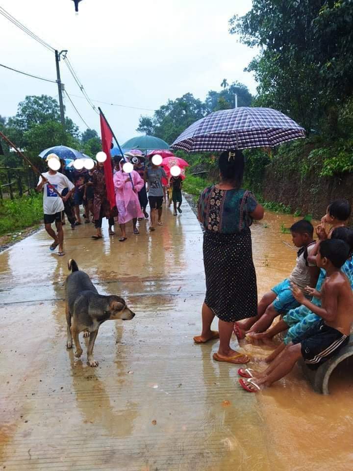 Ric12535's tweet photo. Pro-democracy residents from Sawphya village,#ThayetChaung Tsp marched to protest against the military dictatorship on the evening of June23.We protest dawn from dark no matter the weather is bad or not. 

#June23Coup #WhatsHappeningInMyanmar #TogetherWithPDF https://t.co/H5Ht09SibZ