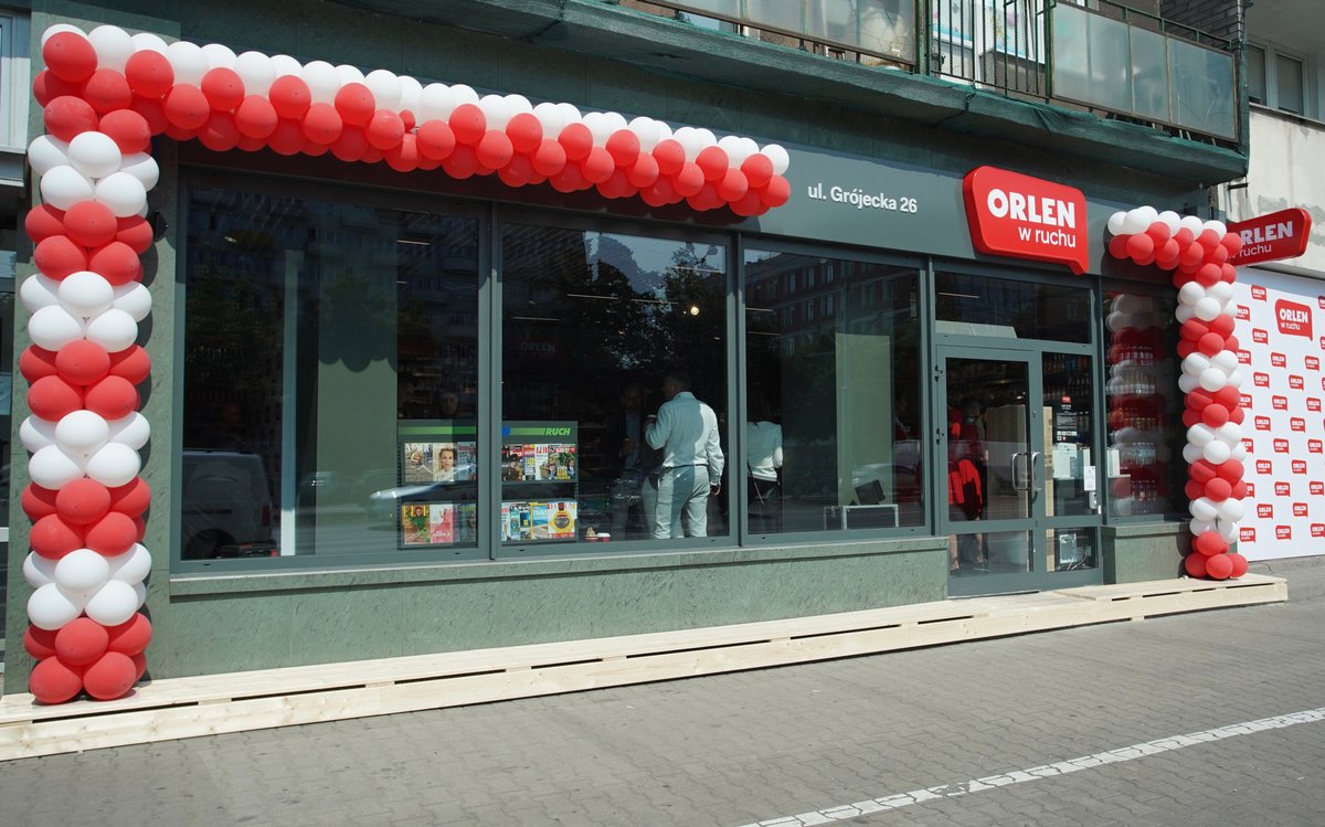 DanielObajtek's tweet photo. Marka @PKN_ORLEN wychodzi poza stacje paliw. W Warszawie uruchomiliśmy pierwszy format sklepowo-gastronomiczny ORLEN w ruchu. Do końca roku nasi klienci będą mogli zrobić zakupy w 40 kolejnych punktach zlokalizowanych w największych miastach, a docelowo powstanie ich około 900 https://t.co/9Ls87TqQHn