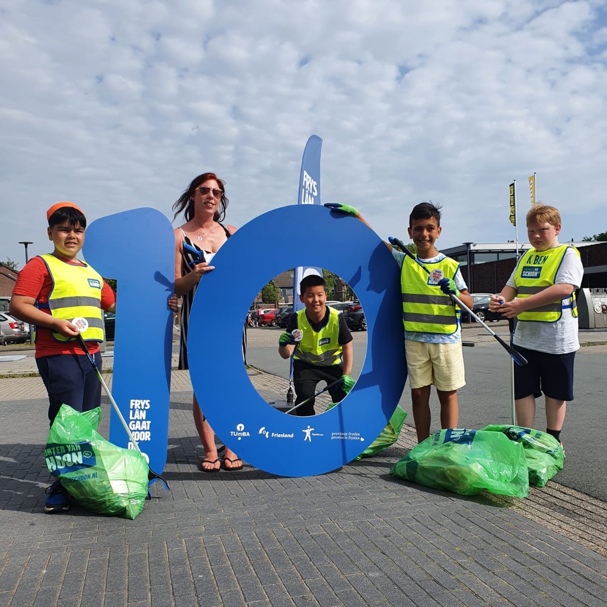 Op de zonnige Karavaan dag in <a href="/Heerenveen/">Gemeente Heerenveen</a> kwamen we deze leerlingen tegen. ☀️ Zij houden de omgeving rondom school schoon. 🗑️ Dat is zorgen voor een Gezonde Leefomgeving dus zij kregen van ons een dikke 10!!🔟
#fryslangaatvoorde10 #karavaandag #heerenveen #meergezondejaren