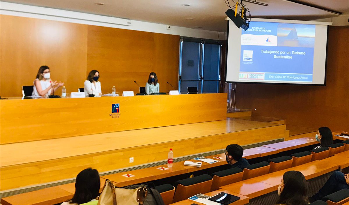 EuroFUE_UJI's tweet photo. Interviene en el Evento Multiplicador @ecobluetourism1 ⛵️ Rosa María Rodríguez, coordinadora del grupo de investigación #GETUR @UJIuniversitat ofreciendo los ingredientes del éxito para un #turismosostenible♻️ https://t.co/heXuBN8fRt
