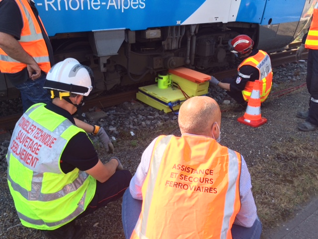 SDMIS69's tweet photo. [INTER SERVICES] 🚒🚊

Suite à l'acquisition d'un lot levage lourd, la spécialité sauvetage déblaiement a été formée par l'unité assistance et secours ferroviaires de la SNCF. Une formation riche en échanges et transmission de compétences. #interservices https://t.co/7nRoapMgzH