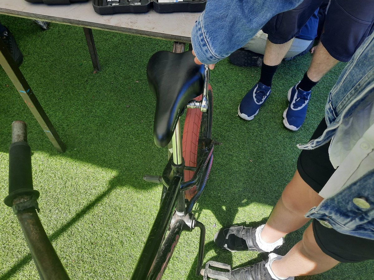 Triangle Bike Life keeps on rolling 🚲 🚴‍♀️ Fixing pegs, wheels and seats 🛠 #adventureplayground #walkcycleldn @GroundworkLON @tfl