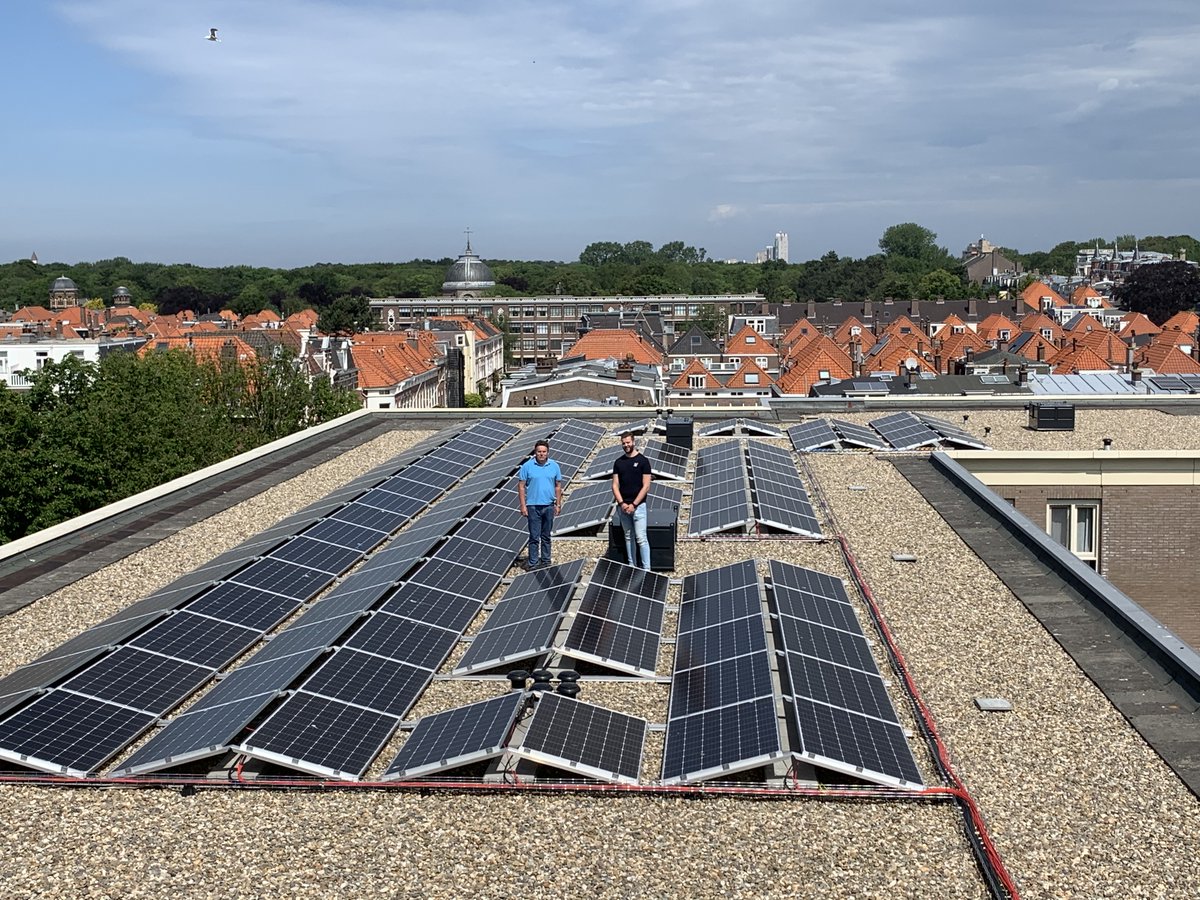 We plaatsen als eerste woningcorporatie in Nederland 8 zeezout batterijen op het dak van ons wooncomplex Borneostraat. Deze batterijen van <a href="/mtenkortenaar/">Dr Ten</a> slaan op een milieuvriendelijke en veilige manier stroom uit zonnepanelen op. #samenduurzaam bit.ly/3xMGU4W