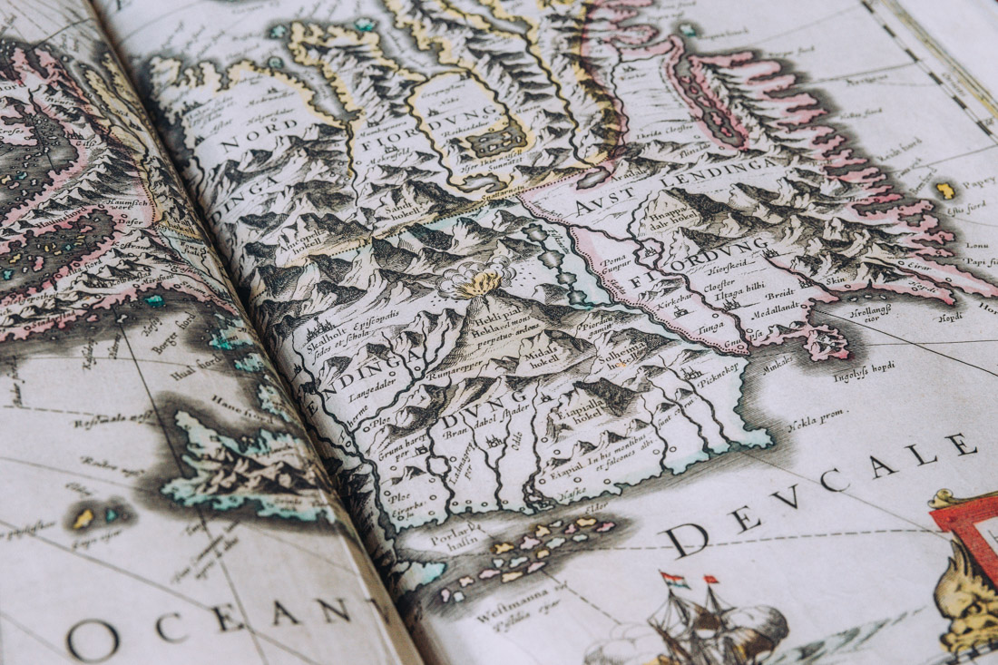 TheChaoticScot's tweet photo. I was absolutely mesmerised by the detail, vibrant colours + gold flecks in this old atlas from 1638 at @Innerpeffray near Crieff. Just one of the many treasures to be found in this incredible old library ✨ If you haven't been, just GO! 💙 #ad #museumsarego @MuseumsGalScot https://t.co/IYCgBmpKRO