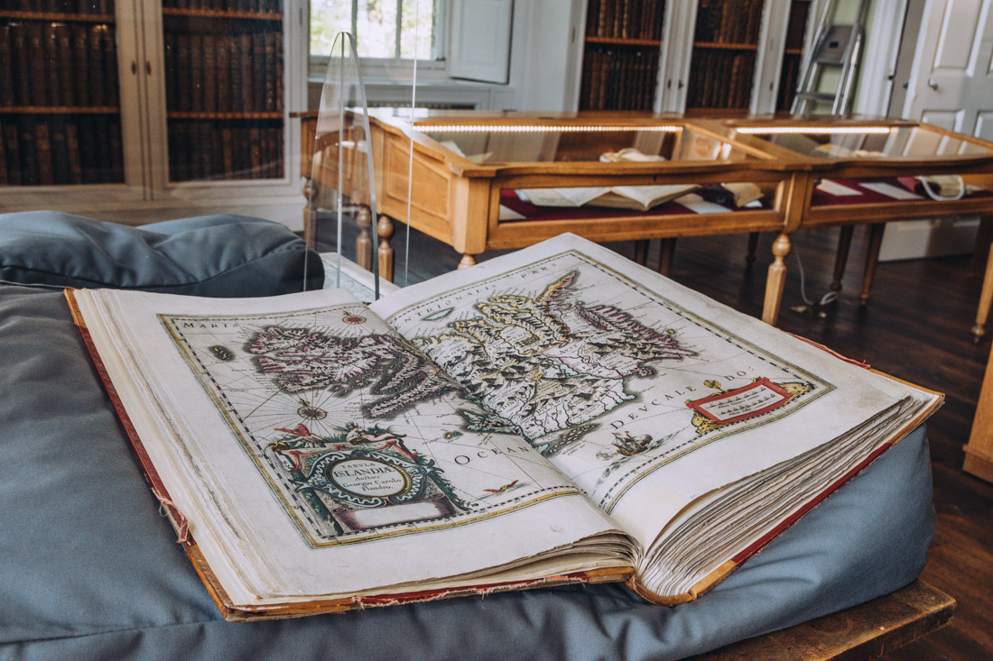 TheChaoticScot's tweet photo. I was absolutely mesmerised by the detail, vibrant colours + gold flecks in this old atlas from 1638 at @Innerpeffray near Crieff. Just one of the many treasures to be found in this incredible old library ✨ If you haven't been, just GO! 💙 #ad #museumsarego @MuseumsGalScot https://t.co/IYCgBmpKRO
