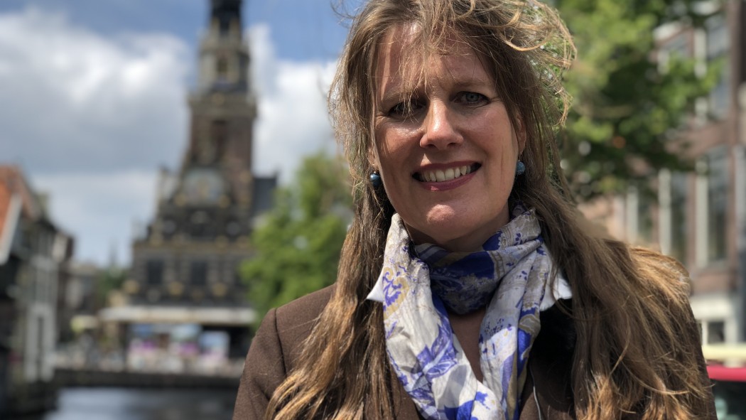 De nieuwe burgemeester van Alkmaar wordt vandaag beëdigd en @maaikepolder testte hoe goed ze #alkmaar al kent
nhnieuws.nl/nieuws/287784/…