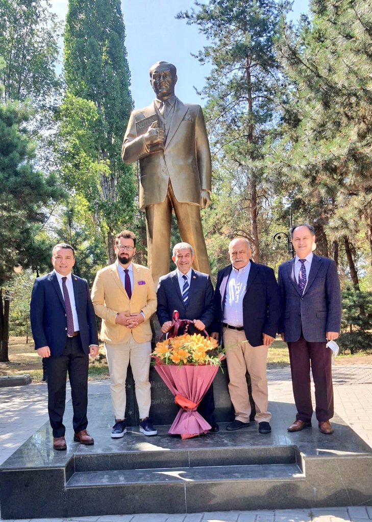 mevlutyeni's tweet photo. Kırgızistan'da programa @Tika_Turkey tarafından Bişkek'te yapılan Atatürk Parkı içindeki Atatürk büstüne çiçek koyup saygı duruşu ile başladık. Her yerde atamızın izindeyiz... @MevlutCavusoglu
@NazmiPinar @tasidris @DuranYenign https://t.co/4YImeHsH9b