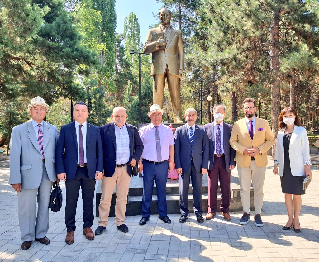 mevlutyeni's tweet photo. Kırgızistan'da programa @Tika_Turkey tarafından Bişkek'te yapılan Atatürk Parkı içindeki Atatürk büstüne çiçek koyup saygı duruşu ile başladık. Her yerde atamızın izindeyiz... @MevlutCavusoglu
@NazmiPinar @tasidris @DuranYenign https://t.co/4YImeHsH9b