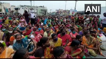 ndtv's tweet photo. Social distancing norms violated during a meeting with beneficiaries of the Andhra Pradesh government's scheme at Kasibugga yesterday. Andhra Pradesh Animal Husbandry, Dairy Development and Fisheries Minister Appalaraju Seediri was also present in the meeting.

(ANI) https://t.co/oOQxsIun1g