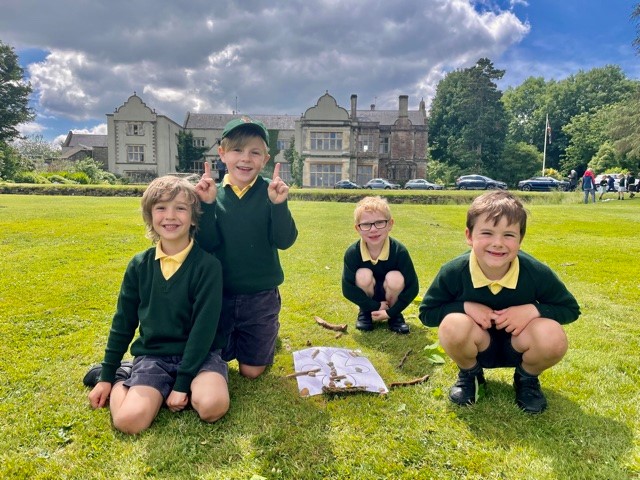 TheDownsSchool's tweet photo. Reception and Year 1 enjoyed exploring the School grounds to recreate a gingerbread man from natural resources. Luckily, he didnβt manage to escape!
#thegingerbreadman #spacetoexplore #spacetoexpress #spacetoexcel #thedownspreparatoryschool https://t.co/BHf8IToCeg