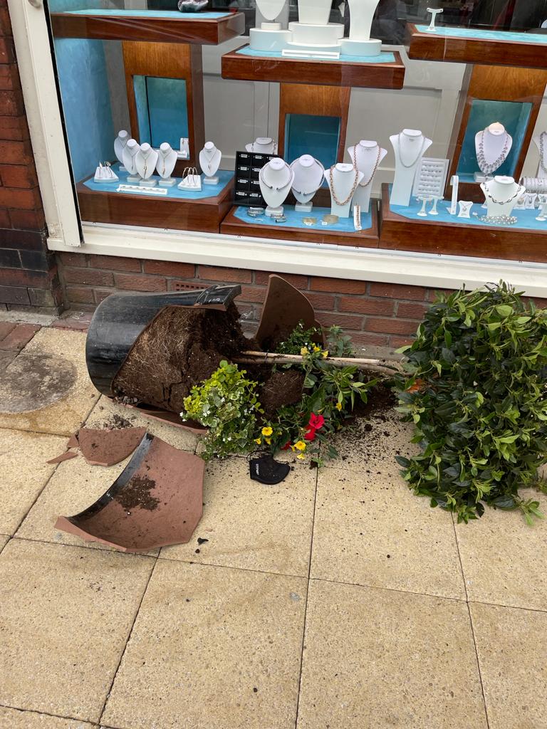 Thank you to the mindless idiots who obviously think its funny to smash plant pots. Hope you got a real kick from it!
I don’t know why we bother trying to make the village nice. @hale_alt_review <a href="/HaleCivicSoc/">HaleCivicSociety</a>