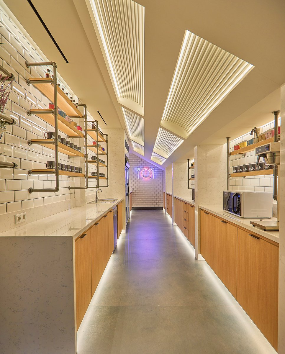 Mutluluğu çok uzaklarda aramayın, ortak buzdolabımızda bulabilirsiniz. 🍽
.
#justwork
#justworkofiskampüs