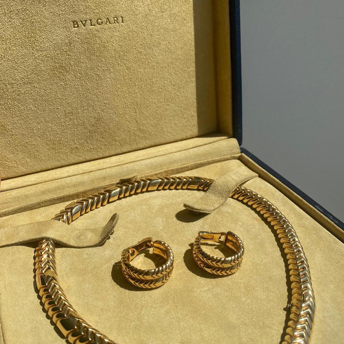 FeatonbysNE's tweet photo. Treat yourself to some of our exclusive jewellery we have ready for auction! We have this amazing BVLGARI 18ct gold classic snake pattern necklace and earring set with original box.
Go to our website for more details-https://t.co/xxMAFjLboW
#jewellery #auctionready #BVLGARI https://t.co/dvk2lfozLm