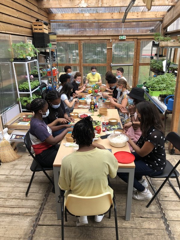 ClgPasteur's tweet photo. Atelier Cuisine Santé à l’Agrocité pour une classe avec @LesLucettes Association : qui gagnera le concours du meilleur Poke Bowl ? https://t.co/O5dwnBSGH5