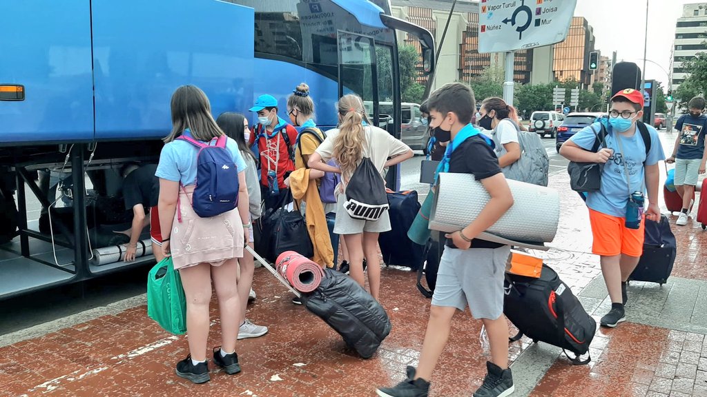 Fundperetarres's tweet photo. 🚌 Avui també fem les primeres sortides de colònies. Els joves del Centre d'esplai #CanColapi de #Sabadell s'han llevat avui ben aviat per reunir-se, carregar les motxilles i preparar-se per a una setmana de diversió i nous aprenentatges que no oblidaran. #EstiuPereTarrés https://t.co/DPB5L0KYYT