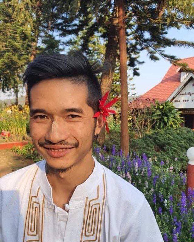 PhyoThiKhaing1's tweet photo. Singer Raymond, a living legendary of us has died from Malaria while hiding from military terrorists in the Jungle. A tragic loss to us.                                   REST IN PEACE our icon.  #WhatsHappeningInMyanmar  #June23Coup  #TogetherWithPDF  https://t.co/eBWMIEjBwl