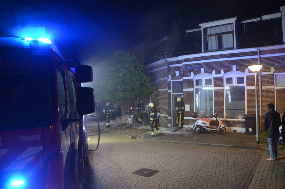 Politie houdt 49-jarige Leeuwarder aan voor brandstichting in woning -..