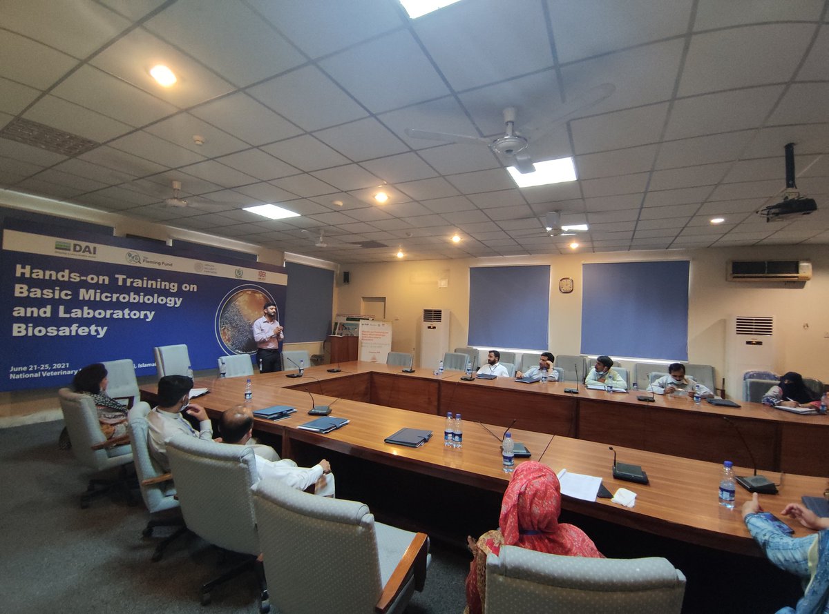 RafiaRajput's tweet photo. Day 3: Training on #BasicMicrobiology and #LaboratorySafety conducted by @DAIGlobal
@healthsecurityp @FlemingFund
Dr @TahirF_Says moderating an interactive session #QualityManagement in #MicrobiologyLab https://t.co/6Kz5IAbeqD