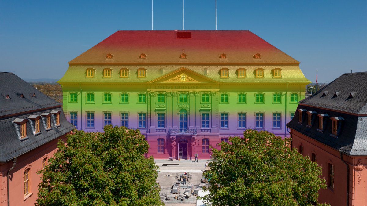 „Auch wenn im Plenum manchmal ein anderer Eindruck entsteht, es geht in der Demokratie nicht nur um das Ringen um parl. Mehrheiten. Eine ihrer wichtigsten Aufgaben ist es, Diskriminierung &amp; Ausgrenzung von Minderheiten niemals zuzulassen“, so LP <a href="/hendrikhering/">Hendrik Hering</a>.

#Regenbogenfarben