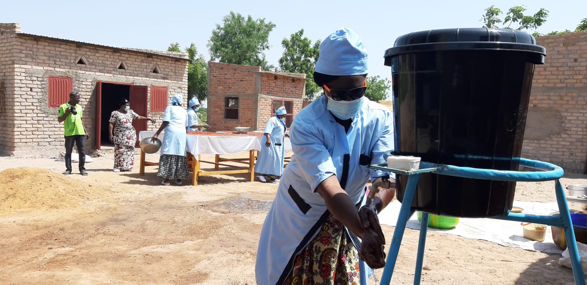UEauTchad's tweet photo. 15 femmes entrepreneures montrent la voie pour lutter contre la malnutrition infantile au #Tchad en créant une chaîne de valeur pour la production de farine enrichie à Kelo, province de Tandjile. 🇪🇺 est fière d'être associée à une entreprise aussi remarquable. #AFORT
#FARISAH https://t.co/M5bK16tbPV