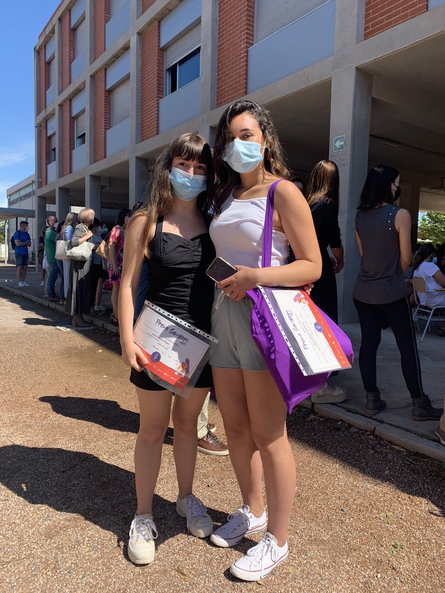 jdonateherrero's tweet photo. L'enhorabona a les nostres campiones del Premi Sambori 2021, Carla Núñez de Batxillerat  i Judith Marco de 2n cicle de l'ESO. Moltíssimes gràcies ESCOLA VALENCIANA per la gran tasca que feu pel valencià any rere any #estimalateuallengua #escolavalenciana #iesnules #SempreTeua https://t.co/mnJBCVwVKM