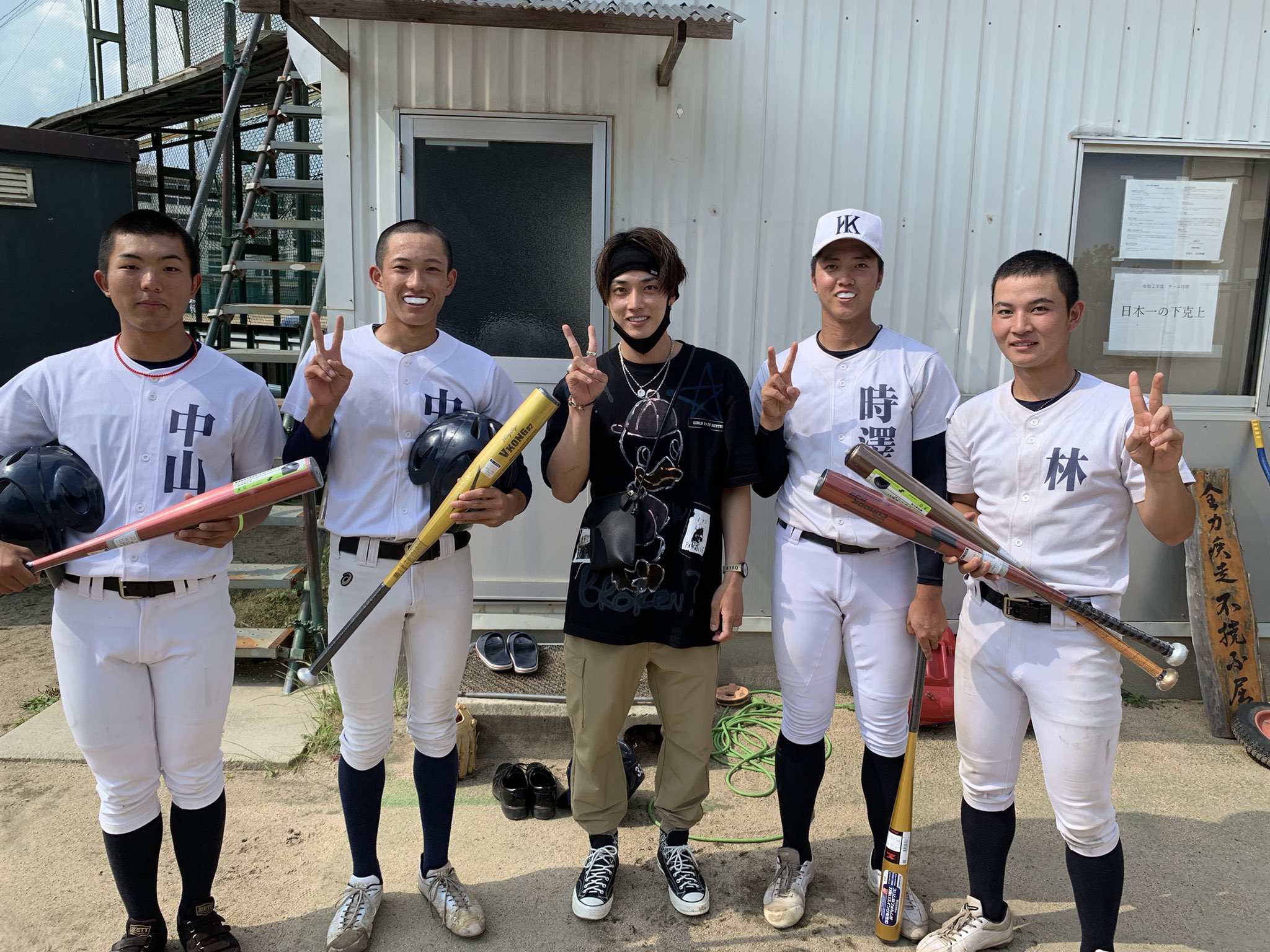神戸弘陵学園硬式野球部 神戸弘陵野球部です Obのyoutuberあめんぼぷらすが後輩たちにバット ボールを届けてくれました しょうたからの熱い激励を受け夏の大会の頂点を目指します Youtuberあめんぼぷらす宜しくお願いします 神戸弘陵 弘陵
