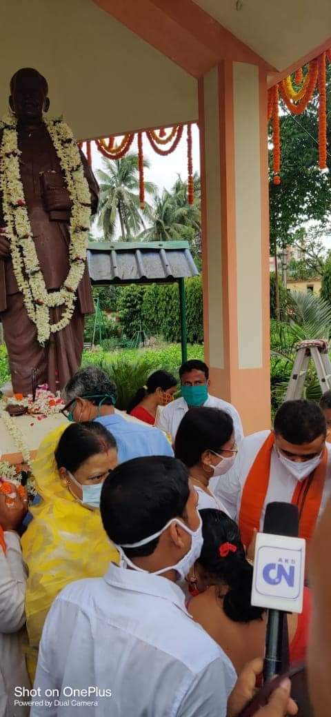 SuvenduWB's tweet photo. জনসংঘের প্রতিষ্ঠাতা, দেশপ্রেমিক, রাজনীতিবিদ,পশ্চিমবঙ্গের প্রতিষ্ঠাতা ভারত কেশরী ডঃ শ্যামাপ্রসাদ মুখোপাধ্যায়ের বলিদান দিবসে কাঁথিতে তাঁর মূর্তিতে মাল‍্যদান করে শ্রদ্ধাজ্ঞাপন https://t.co/Tbjf3w7pun
