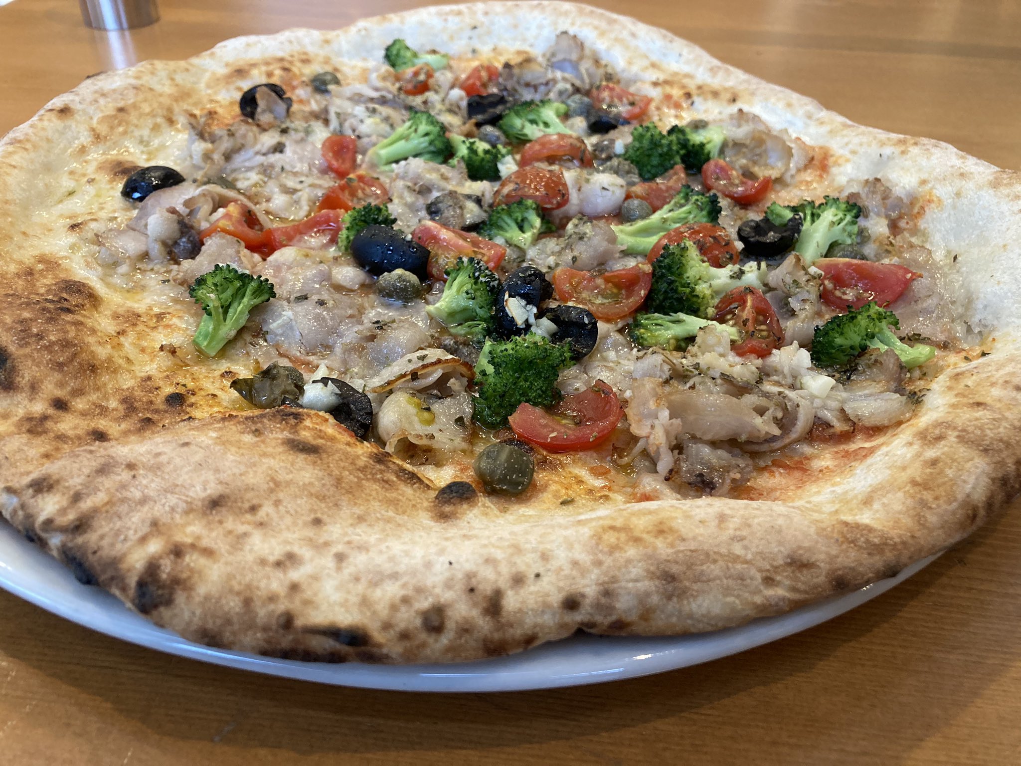 新潟県のナポリピッツァ研究者 見習い中 オススメのメニュー からポルケッタのpizza おばあちゃんのプリンを頂きました Pizzaは 肉の旨味 ブロッコリーの食感 アクセントの食材達のバランスが最高 プリンは 大人な感じ 新潟県のナポリ