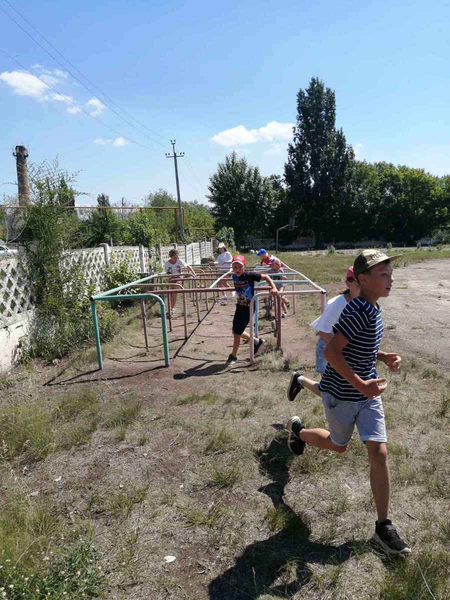 LunacharSch's tweet photo. 22 июня в летнем лагере дневного пребывания прошла военно-спортивная игра «Зарница». Соревнования проходили между четырьмя отрядами. Всем очень хотелось победить и принести в копилку своего отряда заветные «луначарики». Ребята соревновались в быстроте, ловкости, силе. https://t.co/iPbcEewJfL