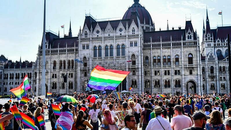 Queeramnesty_HH's tweet photo. Morgen stehen wir von 10 bis 12 Uhr vor dem ungarischen Konsulat um unsere Solidarität mit der LGBTIQ+ Community in Ungarn zu zeigen und ein Zeichen gegen das  Anti-LGBTI-Gesetz zu setzten. 

#dontkickLGBTIQrights #loveislove #queerrightsarehumanrights #Hungary #drop33 #LGBTQIA https://t.co/4z695nP4kQ