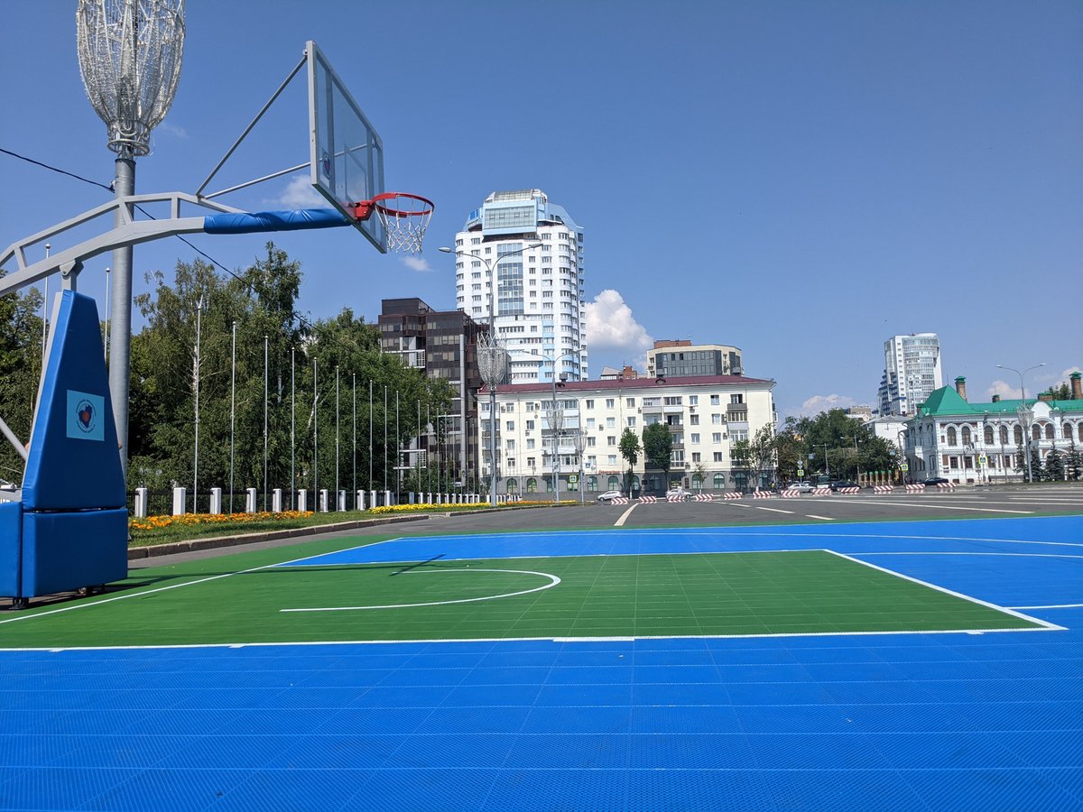 На площади Куйбышева завершается установка искусственного мини-футбольного поля!⚽
Для любителей баскетбола со стороны улицы Вилоновской установлены две стрит-больные площадки!🏀