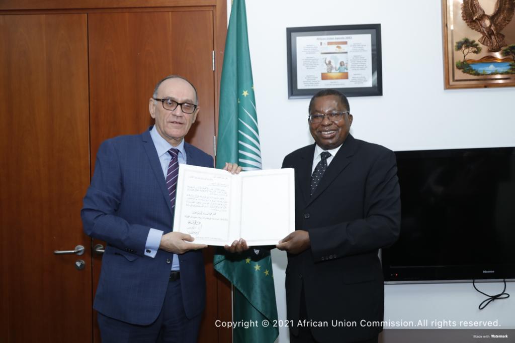 AU_ETTIM's tweet photo. Good news! Congratulations to #Algeria for becoming the 37th #AfCFTA state party after depositing its instrument of ratification this morning. 2/3 of AU MS are now parties to the #AfCFTA Agreement. Universal ratification is closer than ever. We are building one African market. https://t.co/EE6NTanPuk