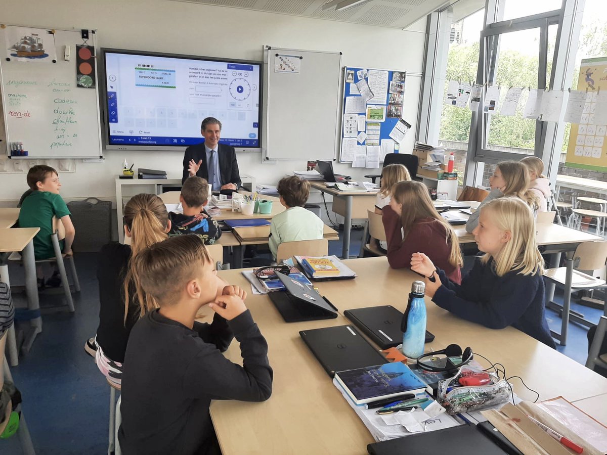WouterKolff's tweet photo. Zojuist bezocht ik groep 7 van School Vest, de klas van kinderburgemeester @LcsVanDijk. Knap hoe ze een uur lang aandachtig luisterden en goede vragen stellen. En een mooie opbrengst: 4 kinderen willen me later opvolgen. De jeugd heeft de toekomst in ons mooie Dordrecht! https://t.co/D2qFCskkyH