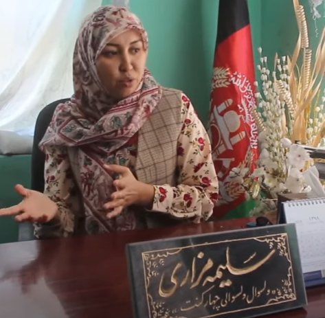 ebtekarm_ir's tweet image. سلیمه خانم !
خدا پشت و پناه شما و مردم #مزارشریف
سلیمه مزاری متولد ۵۹ در تهران و دانش آموخته‌ جامعه شناسی دانشگاه خوارزمی؛ بعنوان فرماندار مزار شریف، نیروهای مردمی را برای دفاع از شهر در برابر تهدیدات منسجم کرده. او در خط مقدم مبارزه با طالبان است و گفته تا زنده باشم میجنگم