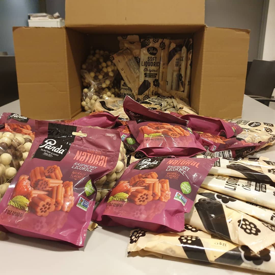 Loststepss's tweet photo. Pandan suklaatehdas muisti Kyllön terveyskeskuksen avovastaanottoa lahjalla 😍 #hoitajat #tehy #super #panda #pandansuklaatehdas #jyväskylä https://t.co/hNIzJrA1Om
