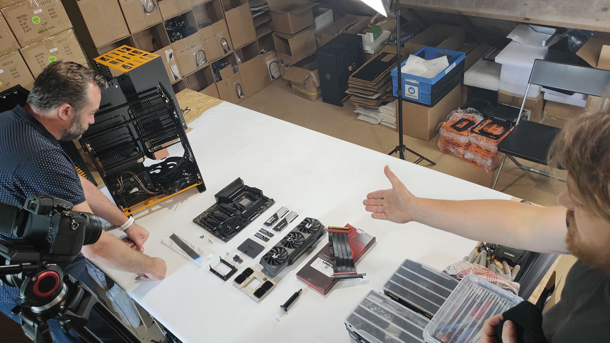 cowcotland's tweet photo. #MonsterLabo est aussi à suivre sur Twitch, avec le Boss qui gère totalement l'assemblage https://t.co/S0r9AeDPP1 https://t.co/eyuUjH5agZ