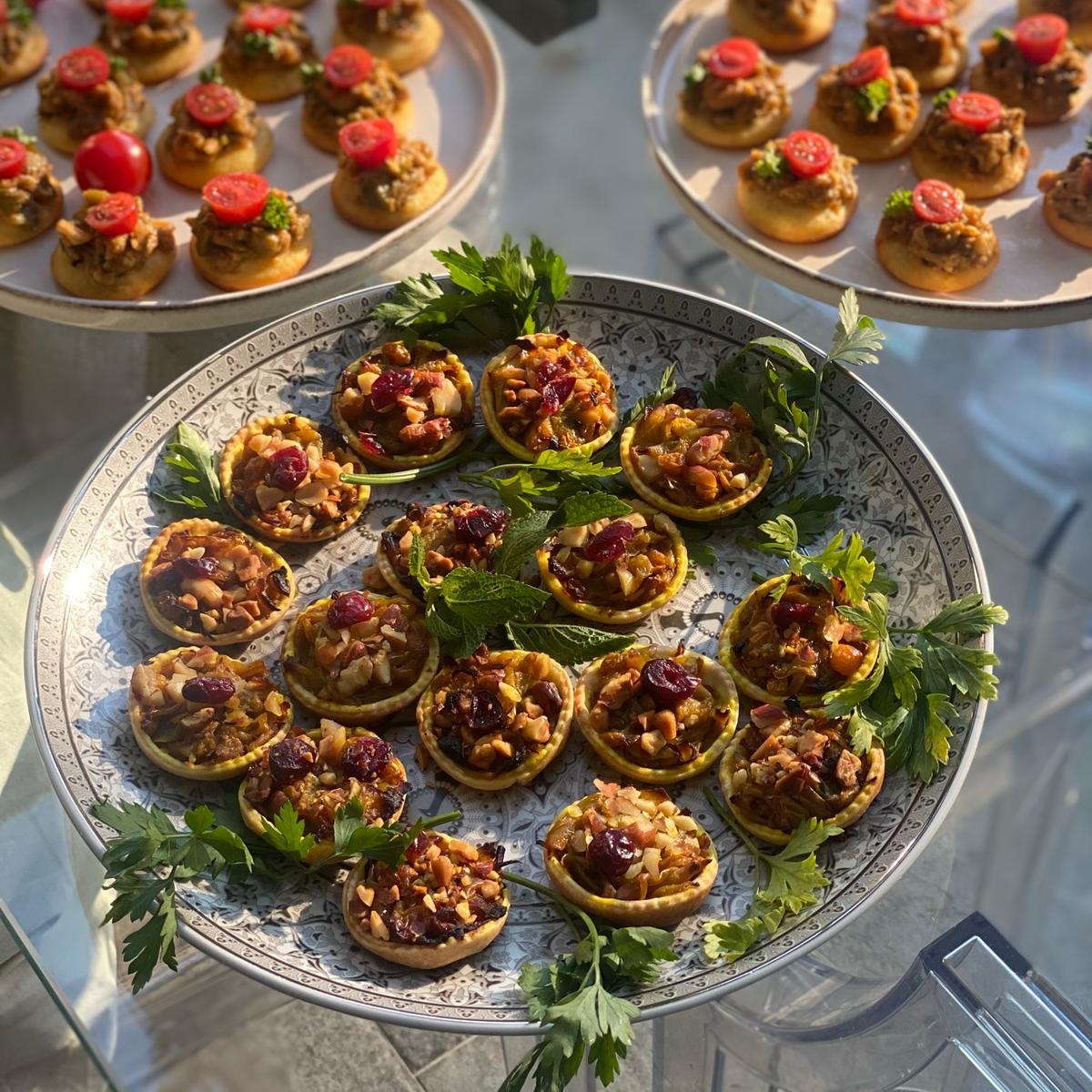 meetmymama's tweet photo. [Traiteur événementiel 💫✨] BRAVO à Mama Fouzia pour cette prestation et à chacune de vous les Mamas 👏🧡

#DreamBig #Mamas #Catering #Traiteur https://t.co/35RTfEugSx