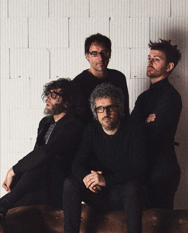 ⭐ Messura vuelva a sus orígenes con 'Reinass' ⚡ Primer single de su 🔥 próximo EP ‘Frágil I’ y la 😎 reconciliación de la banda riojana a base de 🎸 toneladas de sonido. 
@messuraoficial @messura #messura <a href="/entrebotones/">damian blanco</a> #entrebotones @cuestiondemedios 
👇
wikirock.org/messura-vuelva…