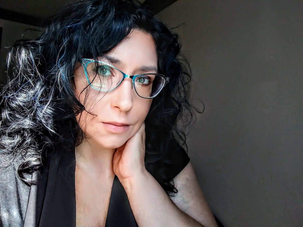 WensdaiAmbrose's tweet image. #blueeyes #bluehairdontcare #curltransformation #selfienation #SelfieTime #selfiegram  #glasses #glassesgirl #glassesfashion
