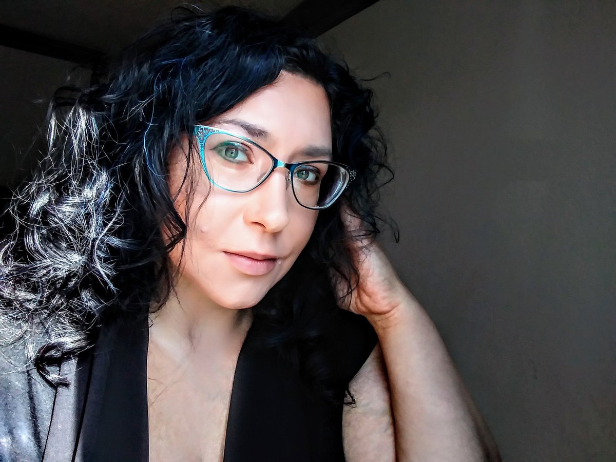WensdaiAmbrose's tweet image. #blueeyes #bluehairdontcare #curltransformation #selfienation #SelfieTime #selfiegram  #glasses #glassesgirl #glassesfashion