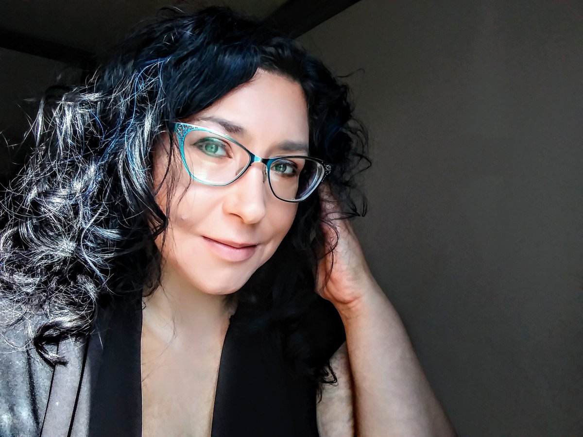WensdaiAmbrose's tweet image. #blueeyes #bluehairdontcare #curltransformation #selfienation #SelfieTime #selfiegram  #glasses #glassesgirl #glassesfashion