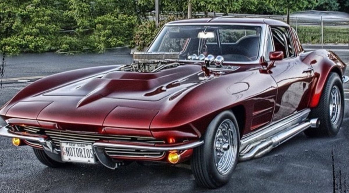 This is just a beautiful example of one the special ole classics that make you say Whoooooaahhhh Check That Out!!!!! #Corvette #Chevrolet #AmericanMuscle #MadeInAmerica #Classic #CarsandCoffee #ClassicCars #ClassicCarClubs