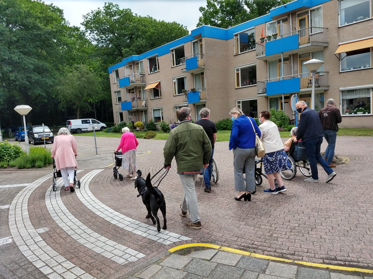 Vanmiddag een wijkschouw in #Kerckebosch rondom toegankelijkheid winkelcentrum en #Binnenbos voor minder validen. Initiatief van Lidy Ruyssenaars i.s.m. #Spathodea . Ook wethouder @WouterCatsburg was aanwezig.
