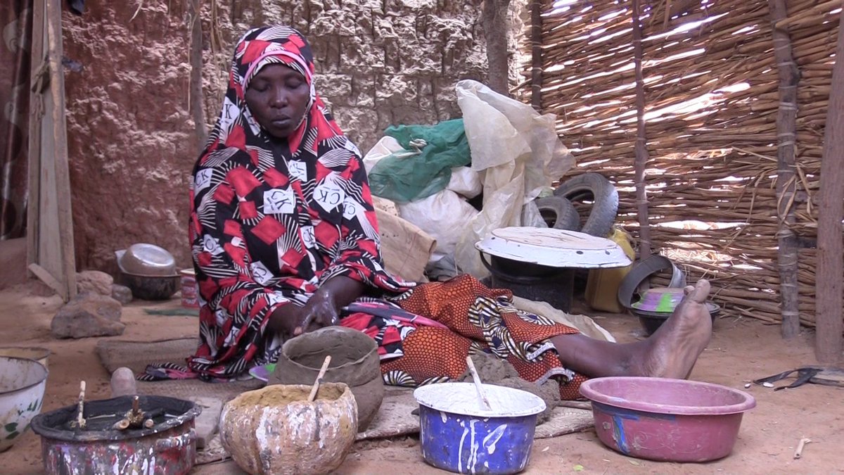 studio_kalangou's tweet photo. 📹
Aïssa, exerce le métier de potière depuis plusieurs années dans le village de Boubon (région de Tillabéri). Dans cette vidéo, elle décrit son métier et les difficultés qui y sont liées.
#Niger #femmes 
👉https://t.co/vGm7oPtt15 https://t.co/xWon4fcYf0