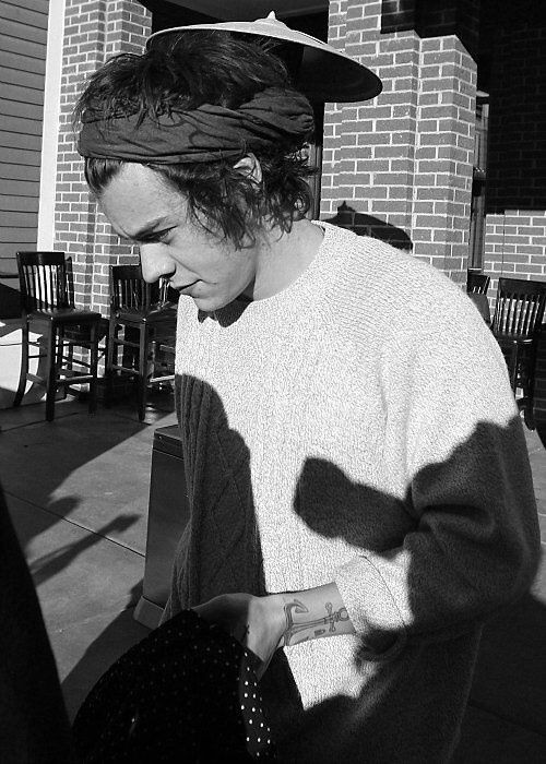 iSOURSTYLES's tweet photo. || AU LA'RRY 📌||

donde Ha'rry es un chico que no sale de joda y siempre está ocupado con sus estudios, pero un dia su mejor amiga lo convence para salir

o

donde Lo'uis sale de joda todos los días con sus amigos y en una joda se queda flechado por un rizado https://t.co/knN6FwiZgg