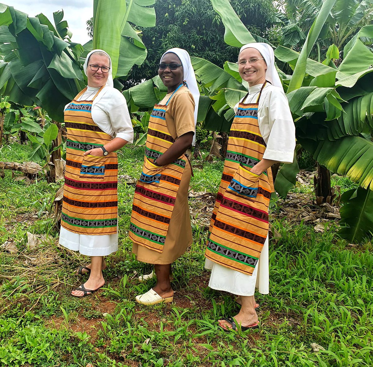 Licytacja czwartego kameruńskiego fartuszka uszytego na rzecz naszej misji w Garoua Boulai.
1. Z afrykańskich materiałów przez s. Rachelę (na zdjęciu siostry z misji)
2. Cena wywoławcza: 30 zł
3. Licytacja do 25.06.2021 do godz. 22.00. Licytacja pod tym postem.

cc. <a href="/STadeusza/">Siostra Tadeusza OP</a>