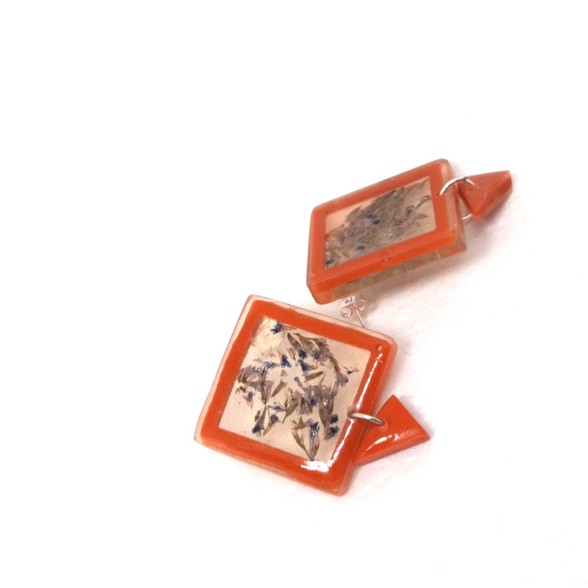 Statement Resin Earrings Stud, Lavender Flower Dried Inside and Orange Geometric Shapes
etsy.me/3h47kZc
via@Etsy

#handmade #jewelry #orange #bioearrings #resinearrings #piartesanales #geometricearrings #contemporaryjewelry @EtsySocial