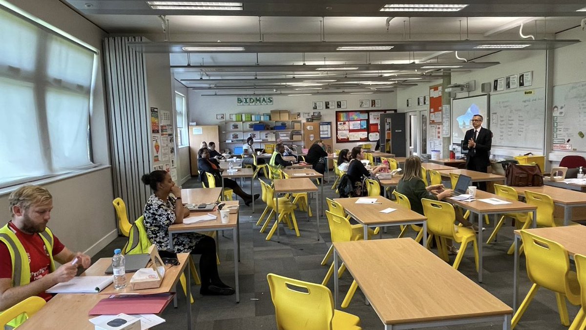 TheChalkHills's tweet photo. Thank you to Mr Carter who is leading today’s middle leaders workshop on a key topic- Supporting &amp; Challenging your Team. Lots of self-reflection and evaluation #CPDwednesday #Steppingintomiddleleadership https://t.co/7tajwaRxU0